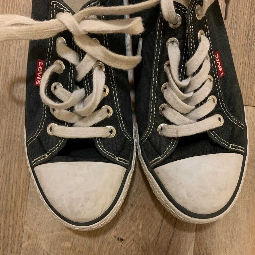 Levi’s Black & White Sneakers Size 6 - Picture 2 of 8